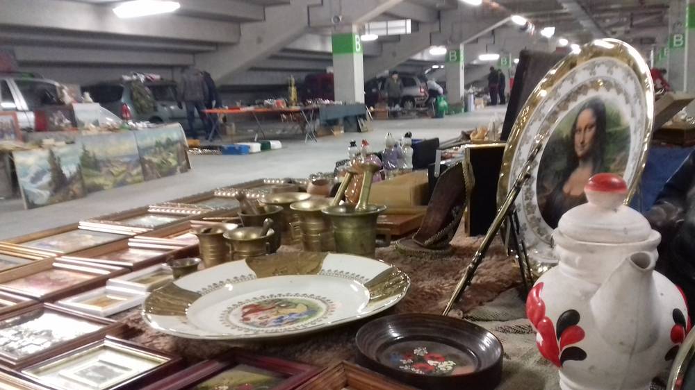 Na Giełdzie Staroci wygrzebać można wszystko. Stoiska pełne są porcelany, obrazów, obrazków, wyrobów z mosiądzu.
